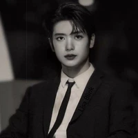 Curtis Manobal (anh hai cô)