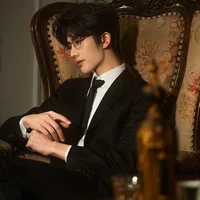 Tạ Lăng Phong(anh cả nữ9)