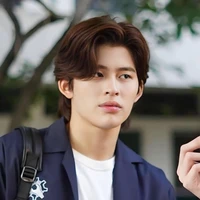 Pond Naravit Lertratkosum ( hắn/ảnh )