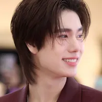 Phuwin Tangsakyuen ( em )