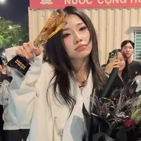 Trần Thảo Linh (L)