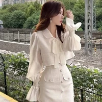 bà Bạch ( mẹ nữ 9 )