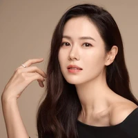Son Ye Jin (bà)