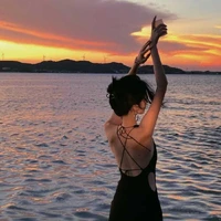 Trần Hoàng Thùy Dung (chị của Dương)