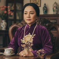 Bà hội đồng (mẹ Bách)