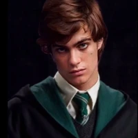 theodore nott " mặt đơ"