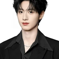 Chu Chí Hâm ( anh cả ) .