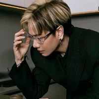 Hoàng Kim Long -Lou Hoàng