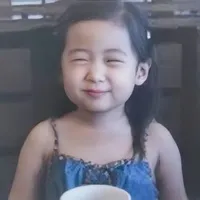 Jung Ahyeon ( cô )