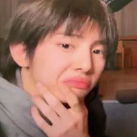 cười khó lắm hả hún