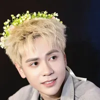 Quang Hùng / bé phone