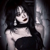 Hoàng Vân Anh(chị nuôi{chị út}của em)