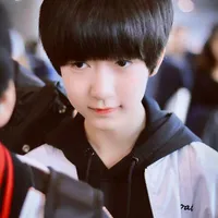 Hạ Tuấn Lâm(hồi bé)