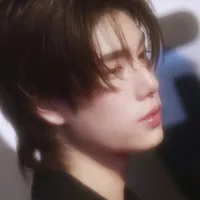 Phuwin Tangsakyuen -em