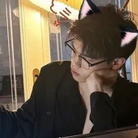 Huỳnh Minh Anh ( cha lớn cô )