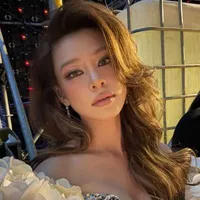 Bùi Lan Hương ( mẹ của các nàng)