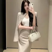 Lục Uyển Đình - Mẹ cô