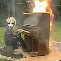Kaede Akamatsu(Bất chấp đánh đàn dù cháy