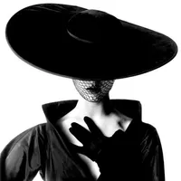 Phù thủy chân dài [tác giả]