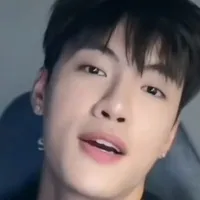 Hoàng Nhật/ anh trai Nhã/