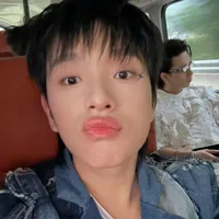 cô gái da đen có cây kem chính giữa 🦫