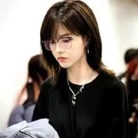 Bách Hân Dư - bạn cô