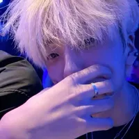 White - /@yeutraidep/