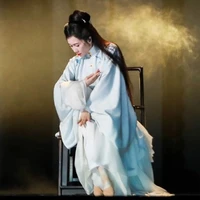 Thanh Dương. [Con mèo chạy theo má Ôn]