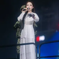 Phương Mỹ Chi ( chị 7 )
