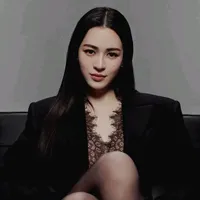Lingling Kwong - Cô