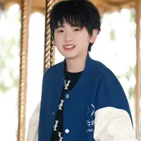 Tả Kỳ Hàm (5 tuổi) - em