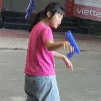 bé áo hồng