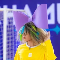 chị đẹp nơ tím