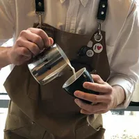 Nhân viên quán cafe mèo