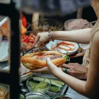 Bà bán bánh mì
