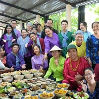 Mấy cô phụ đám