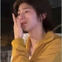Juhoon ( đang khóc )