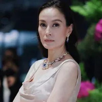 Apasiri Nitibhon [ mẹ cô ]