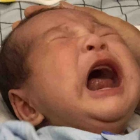 Con nhỏ ku te phô mai que hay khóc nhè