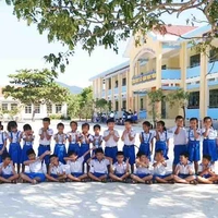 Cả trường 