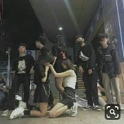 8 người