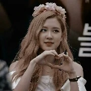 Chaeyoung- cô