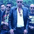 một đám lạ mặt