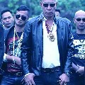 một đám lạ mặt
