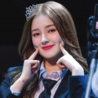 Nancy ( chị ba Lisa)