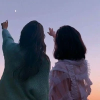 2 đứa con gái