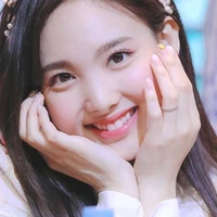 Nayeon(chị Lisa)