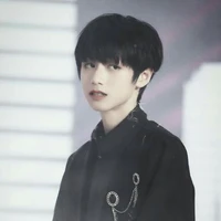 Chí Hâm ( anh hai của cậu)