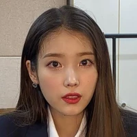 IU(chị)