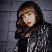lisa(bạn thân cô)